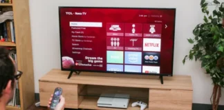 Sådan tænder du dit TCL Roku TV uden fjernbetjening på 4 forskellige måder